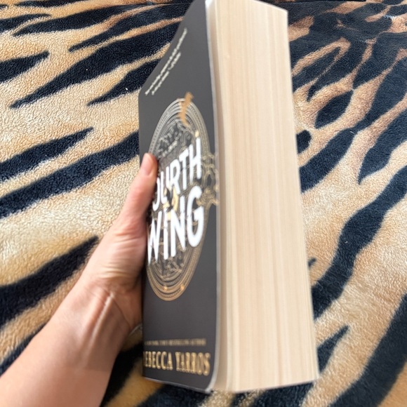 Fourth Wing Book by Rebecca Yarros - Picture 3 of 3